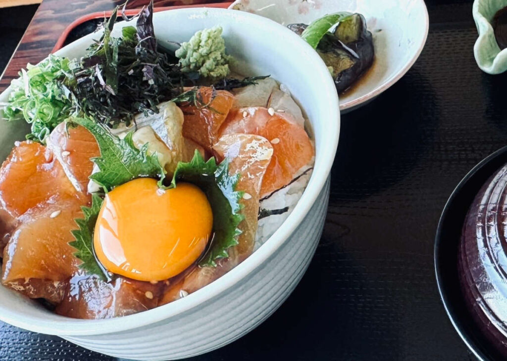 青森旅行で食べたイトヒラ丼の画像です。