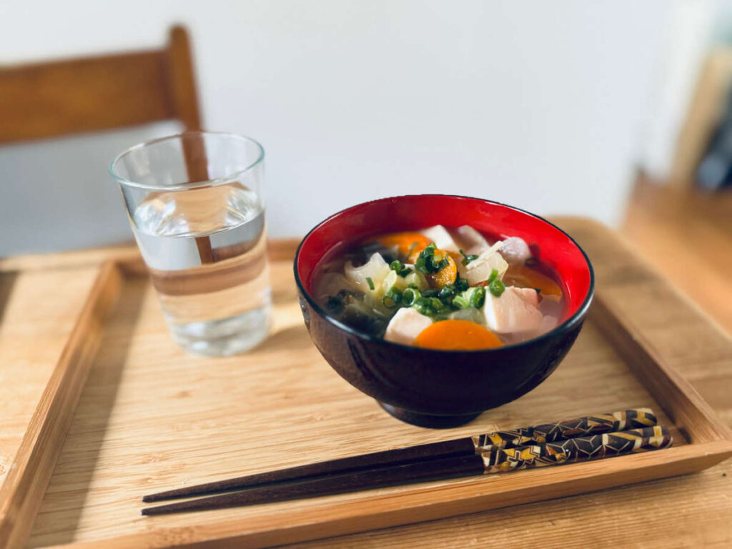 昼食で食べる味噌汁の画像です。